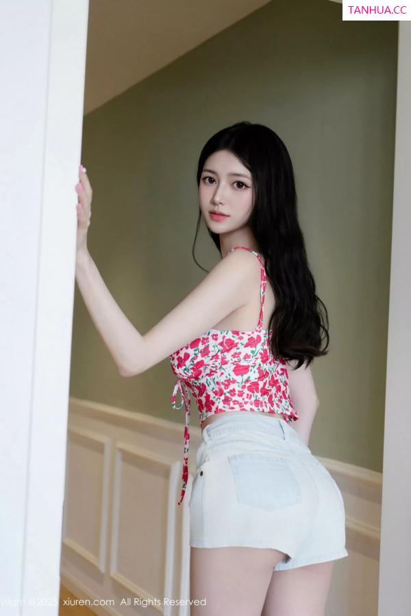   [XiuRen]高清写真图 2025.06.20 No.10442 白小蝶 超短牛仔裤第13张图片